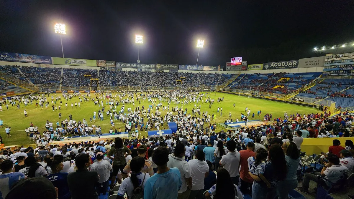 Doze morrem e centenas ficam feridos em trag&eacute;dia por superlota&ccedil;&atilde;o no principal cl&aacute;ssico nacional de El Salvador