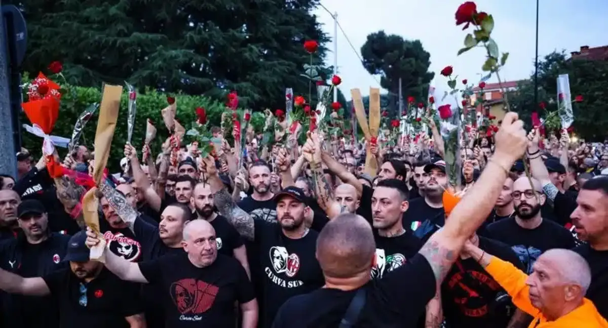 Dezenas de ultras do Milan ergueram rosas vermelhas numa potente homenagem p&oacute;stuma a Berlusconi
