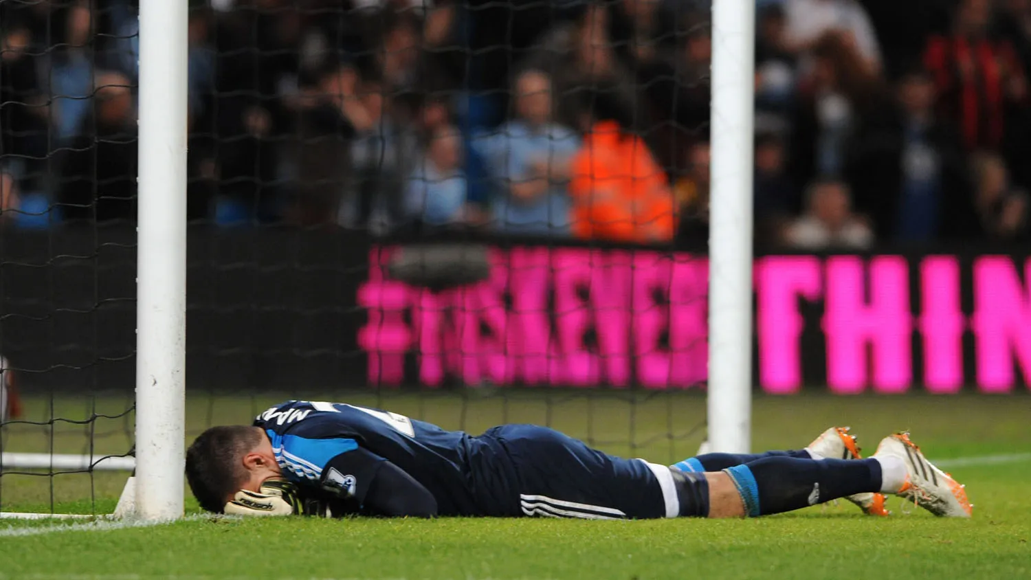 Depois de levar oito, Mannone falhou feio no 1500&ordm; gol do Arsenal na Premier League