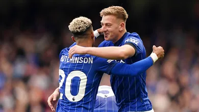 Chelsea sofre com passado e poss&iacute;vel futuro em derrota para vice-lanterna