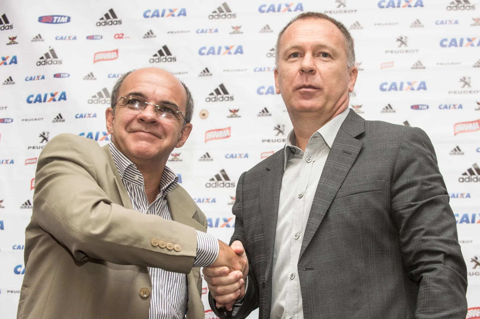 Mano Menezes com Eduardo Bandeira de Mello em sua apresenta&ccedil;&atilde;o no Flamengo, em 2013 - Foto: IMAGO