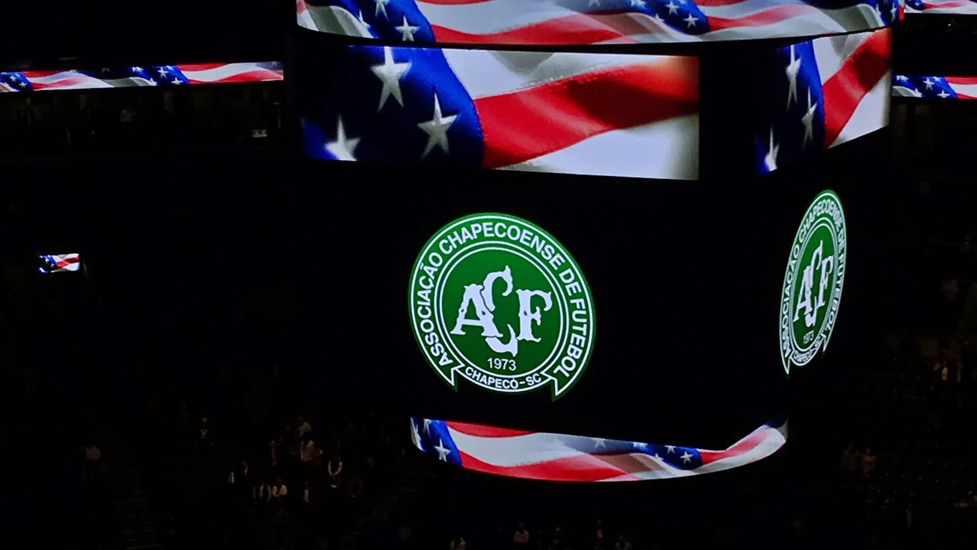 Quando a for&ccedil;a &agrave; Chape chega &agrave;s quadras: NBA deu seu jeito de homenagear as v&iacute;timas