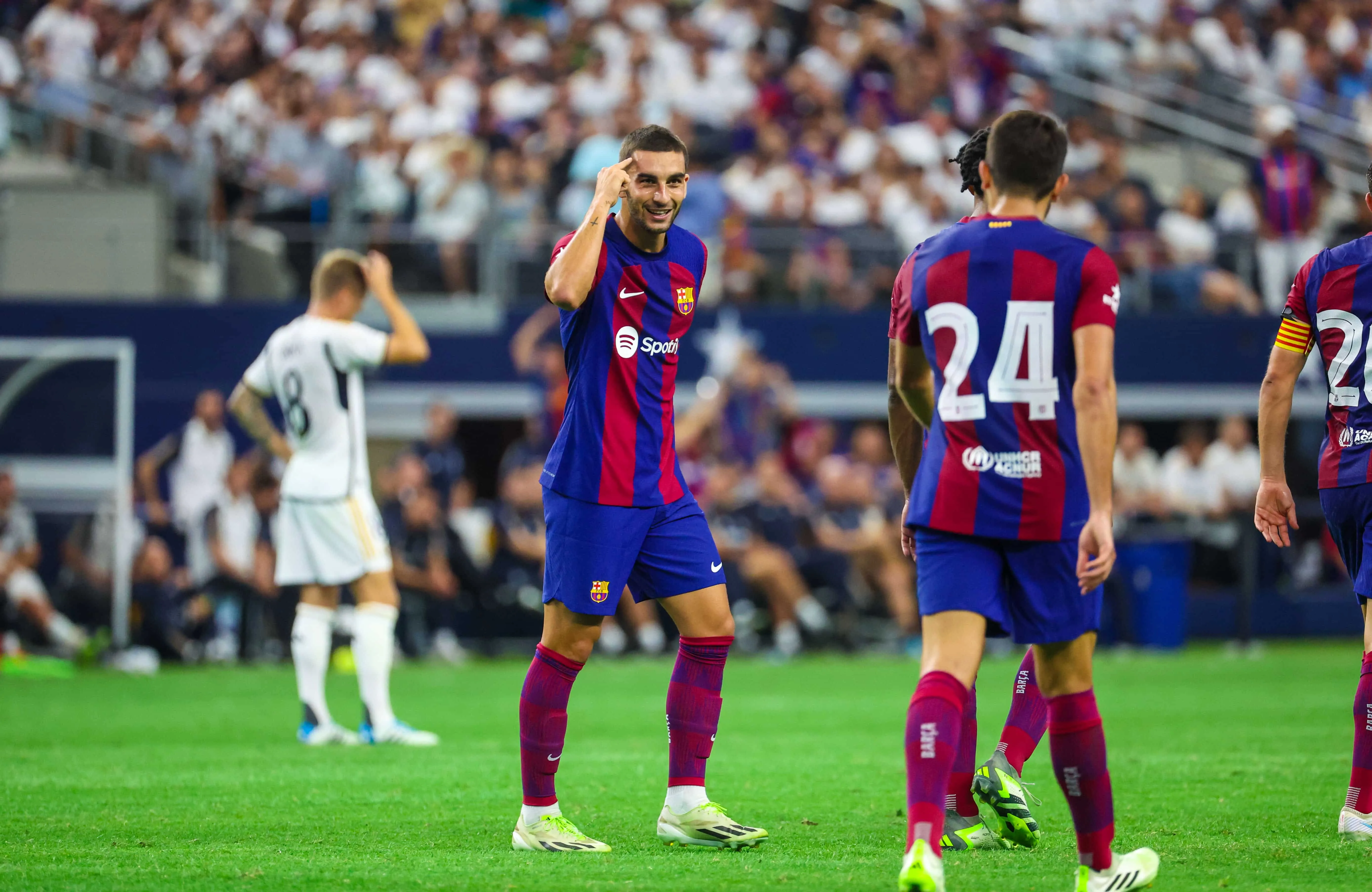 Real Madrid para na trave, e Bar&ccedil;a vence cl&aacute;ssico com tr&ecirc;s gola&ccedil;os; Vini Jr perde p&ecirc;nalti