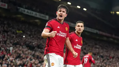 Bode expiat&oacute;rio no Manchester United, Maguire se adapta ao estilo de Ten Hag e ganha elogios