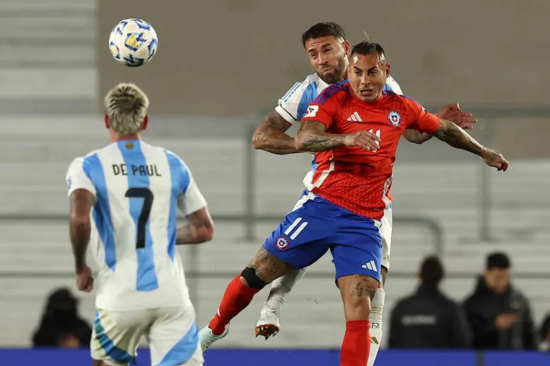 Vargas e Otamendi disputam bola a&eacute;rea em Argentina x Chile 