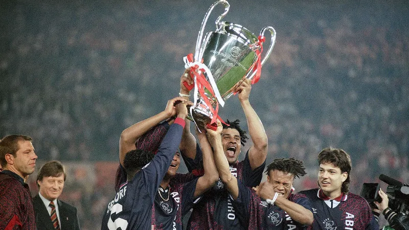 Jogadores do Ajax comemoram o t&iacute;tulo da Champions League em 1995 (AP Photo/Luca Bruno)