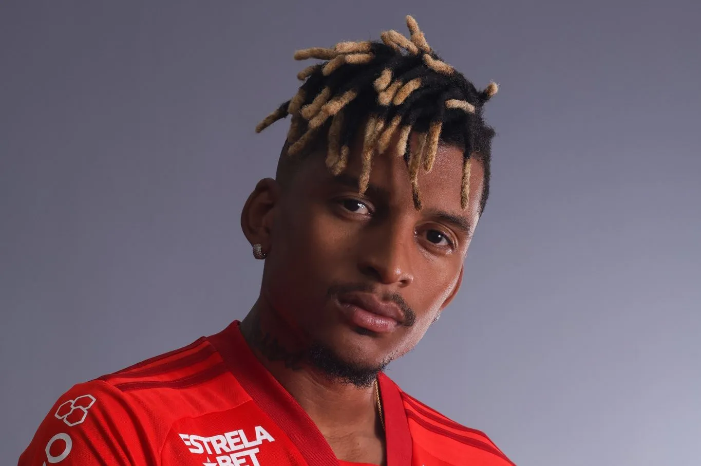 Dalbert &eacute; lateral &lsquo;estilo Coudet&rsquo;, mas inc&oacute;gnita ap&oacute;s grave les&atilde;o