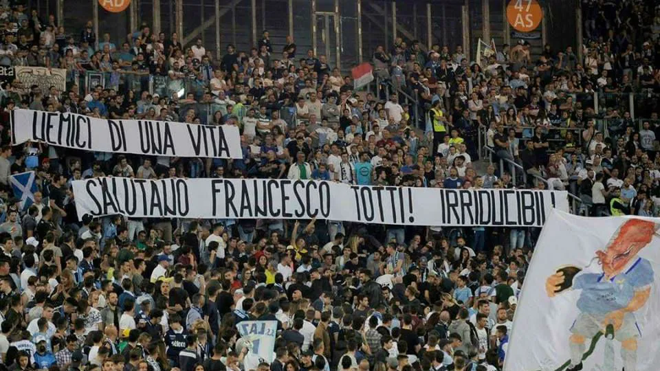 Al&eacute;m da faixa, torcida da Lazio publicou uma carta em respeito ao adeus de Totti