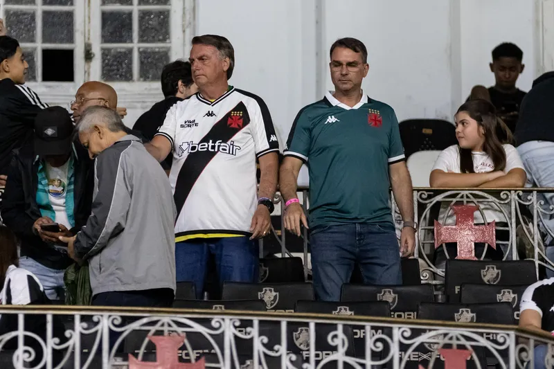 Jair e Fl&aacute;vio Bolsonaro assistem a Vasco x Juventude em S&atilde;o Janu&aacute;rio