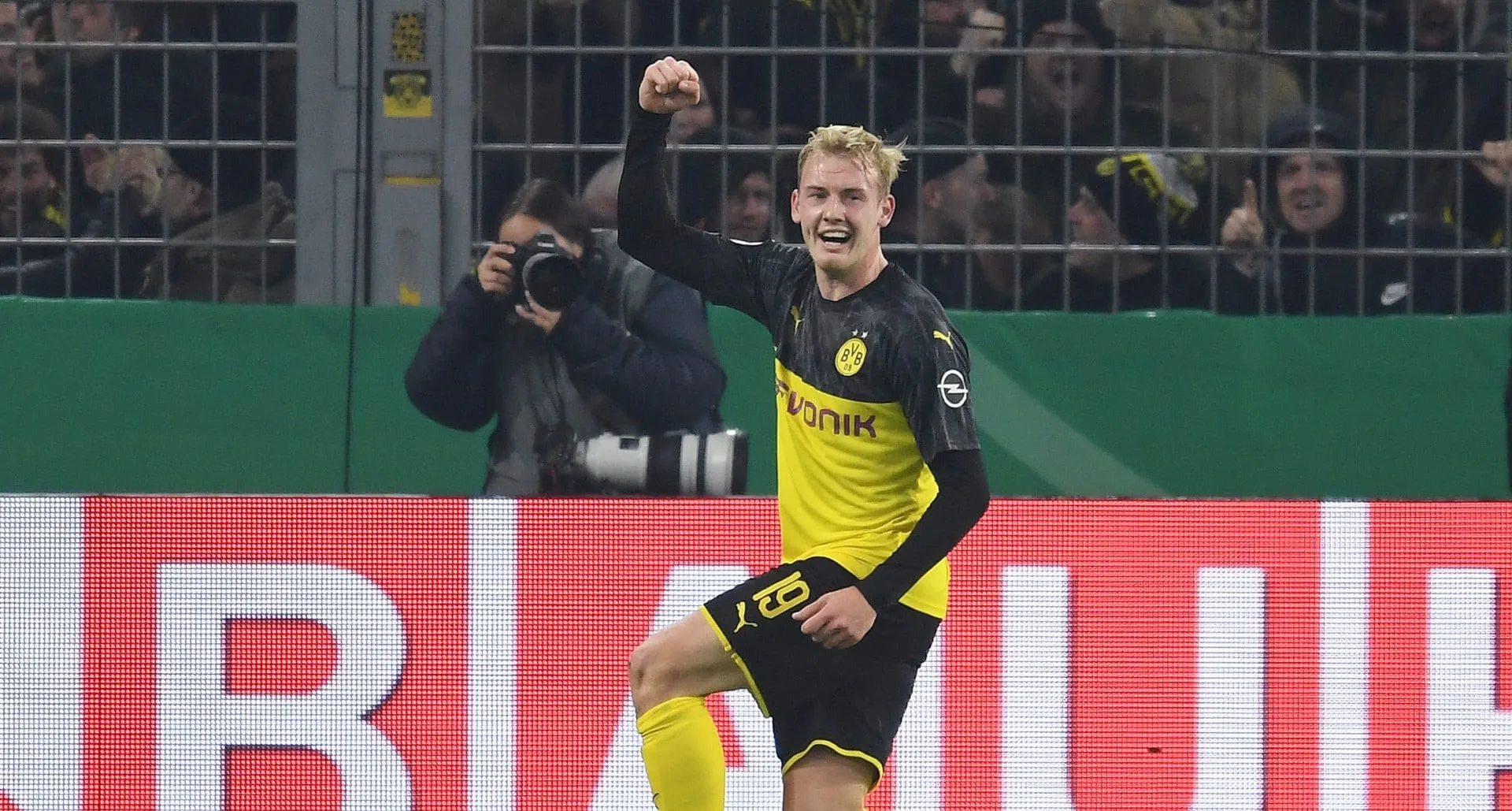 Brandt comandou uma classifica&ccedil;&atilde;o de peso ao Dortmund, virando sobre o Gladbach na Copa da Alemanha