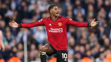 Manchester United tenta recobrar alguma esperan&ccedil;a diante de um aliviado (mas n&atilde;o muito) Everton