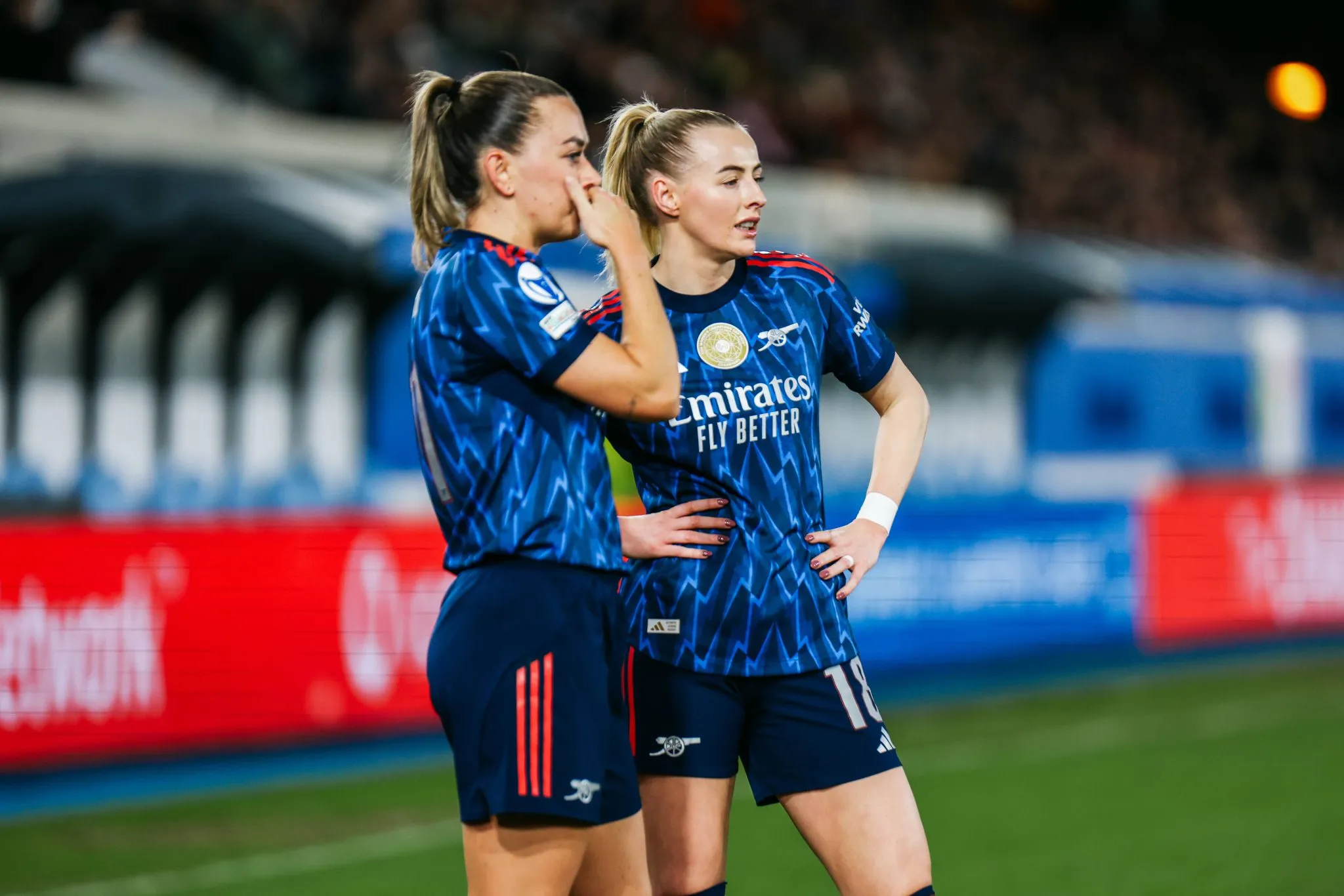 Katie Mccabe e Chloe Kely, do Arsenal