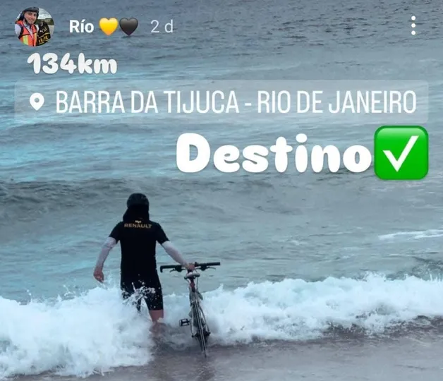 Guido levou a bicicleta at&eacute; ao mar quando chegou ao Rio de Janeiro (Foto: Arquivo Pessoal)
