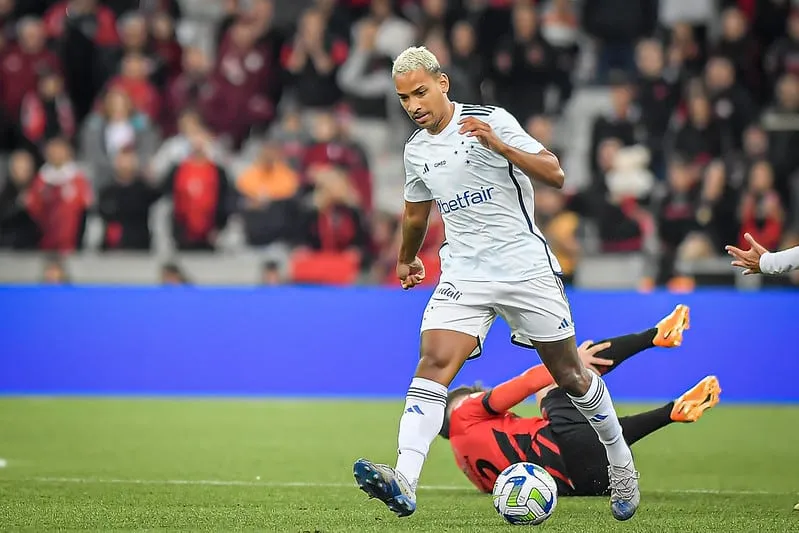 Matheus Pereira em sua estreia pelo Cruzeiro, contra o Athletico-PR