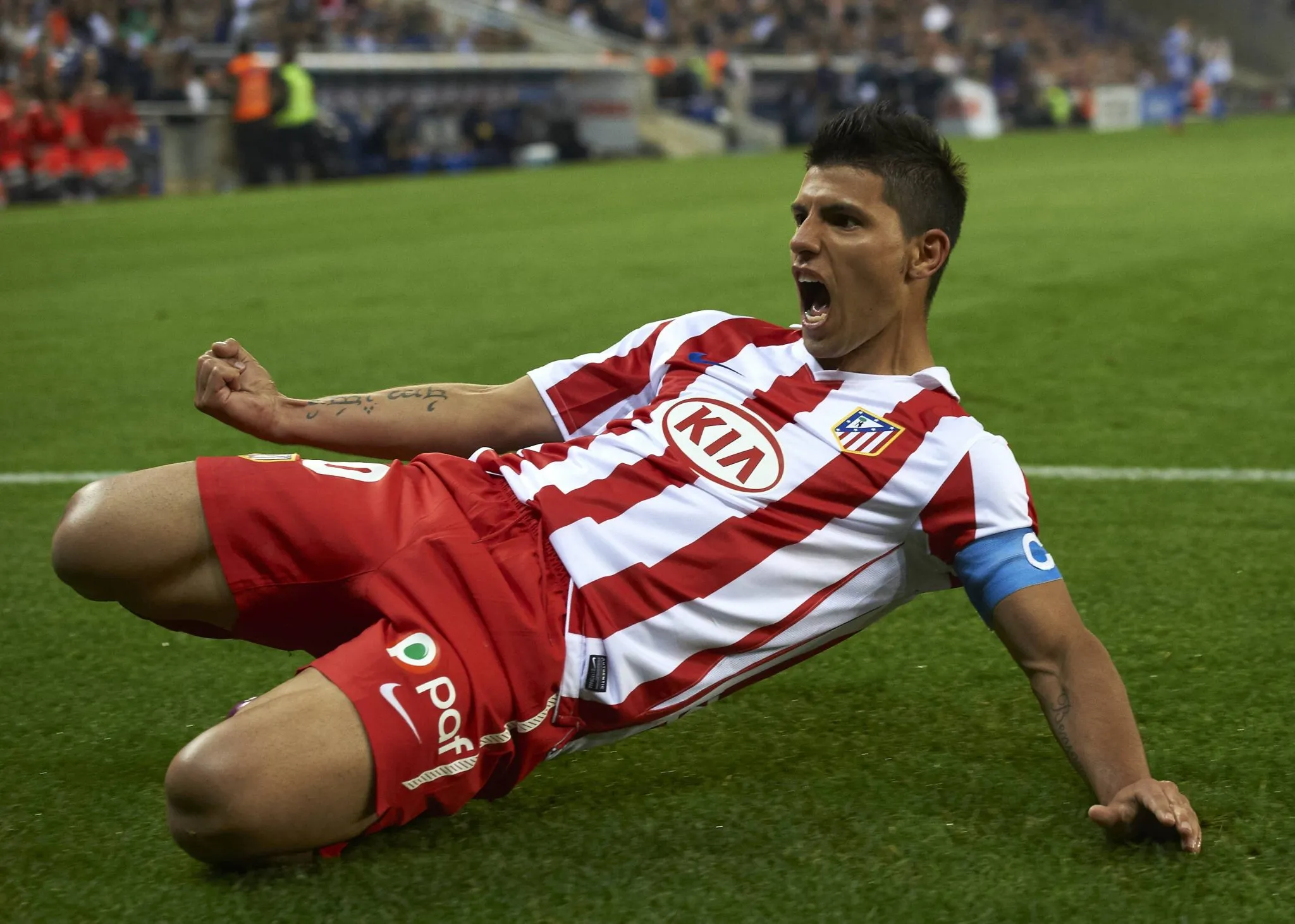 Ag&uuml;ero celebra gol pelo Atl&eacute;tico de Madrid