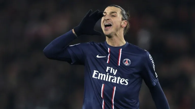 Quanta facilidade! Ibra faz tr&ecirc;s e PSG arrasa Valenciennes