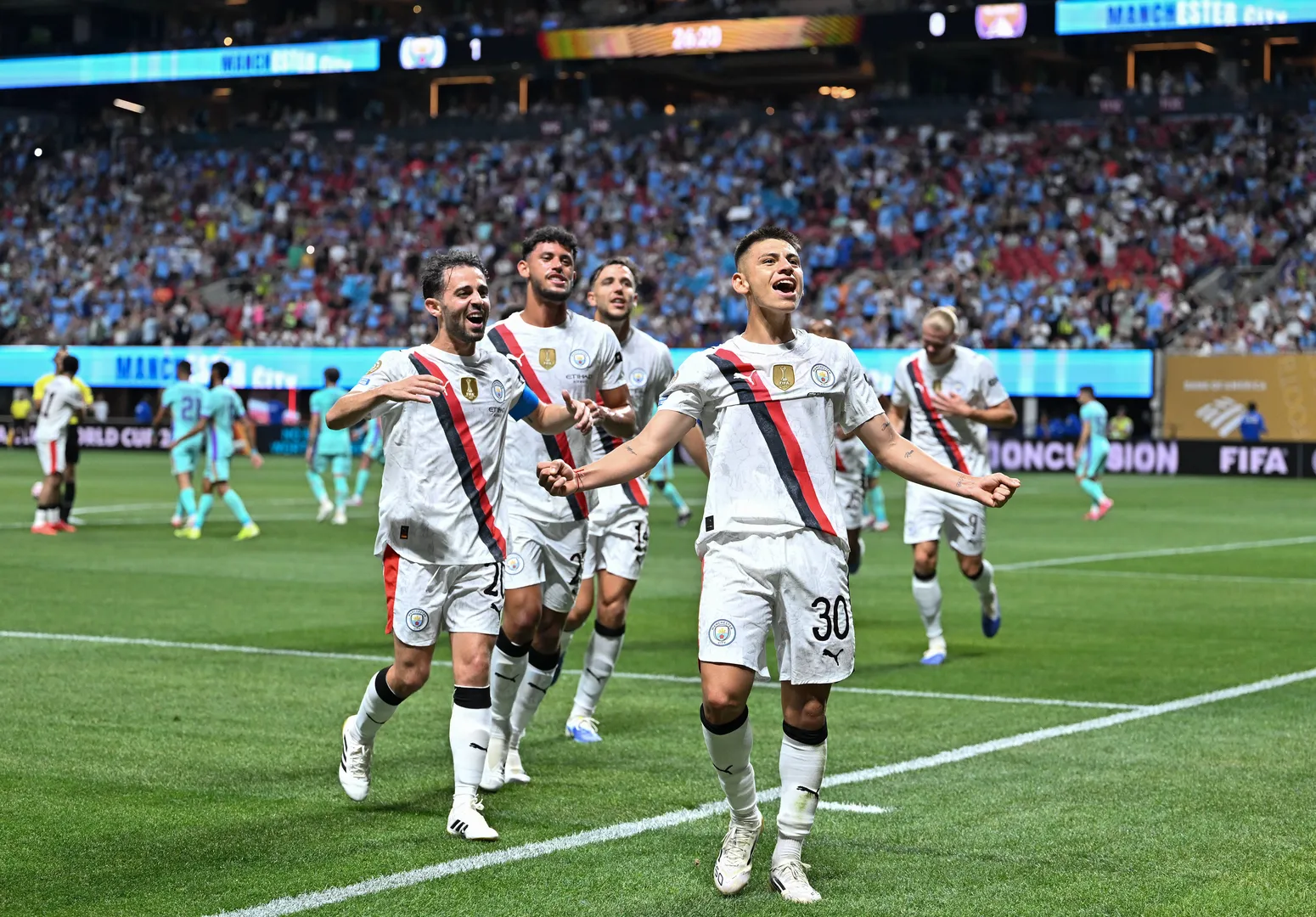 Elenco do Manchester City comemora gol