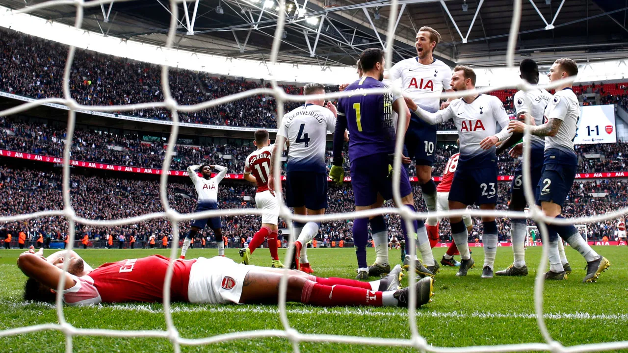 Lloris pega p&ecirc;nalti de Aubameyang nos acr&eacute;scimos e salva Tottenham de derrota para o Arsenal