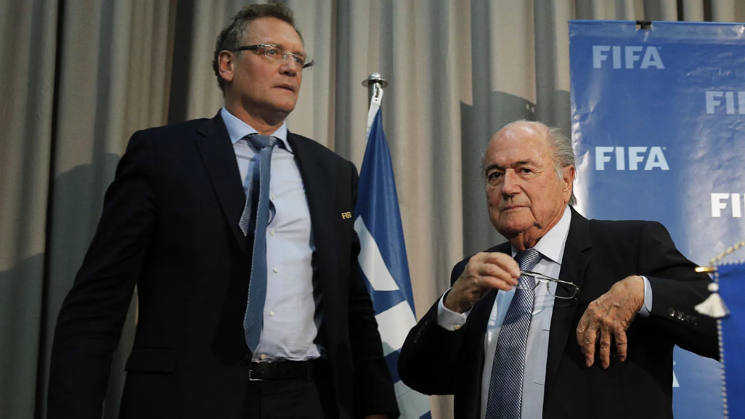 A trilha do esc&acirc;ndalo da Fifa chega em Valcke e nunca esteve t&atilde;o pr&oacute;xima de Blatter