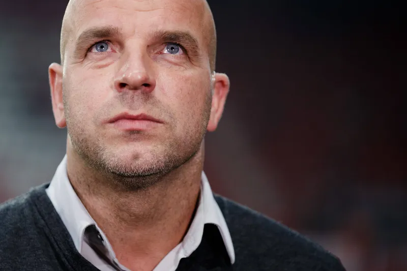 Andy van der Meyde emocionado em homenagem do Twente
