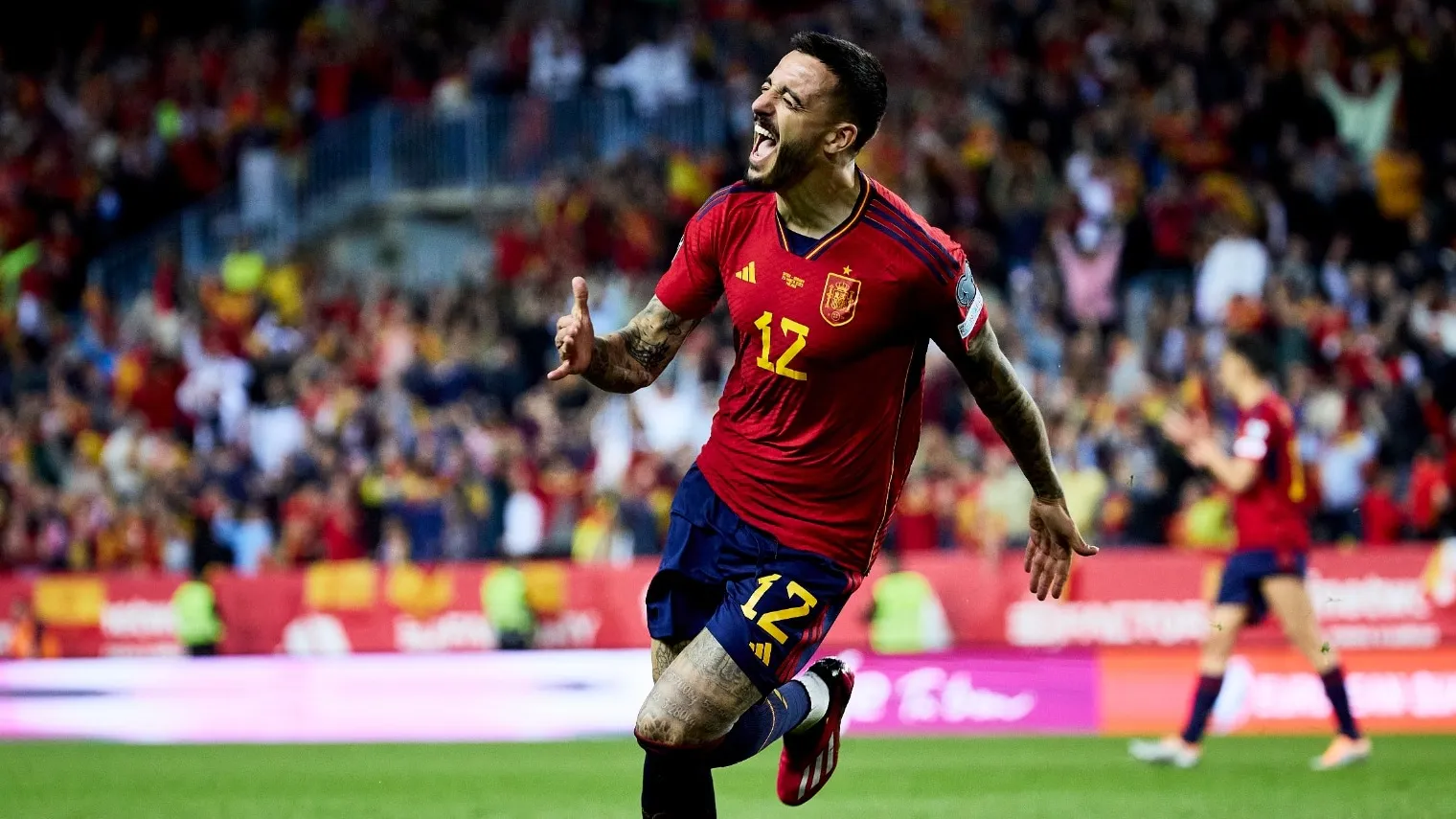 Joselu estreou pela sele&ccedil;&atilde;o espanhola aos 32 anos fazendo dois gols para tirar a Espanha do sufoco