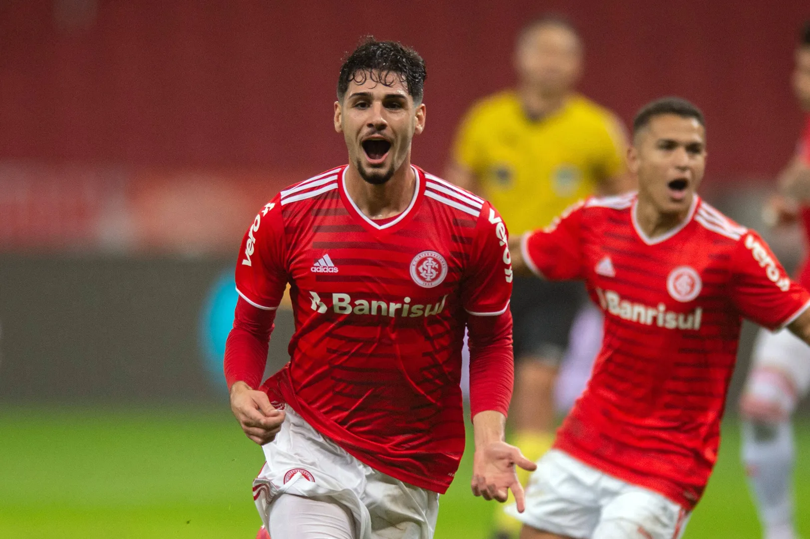 Johnny celebra gol pelo Inter no Beira-Rio