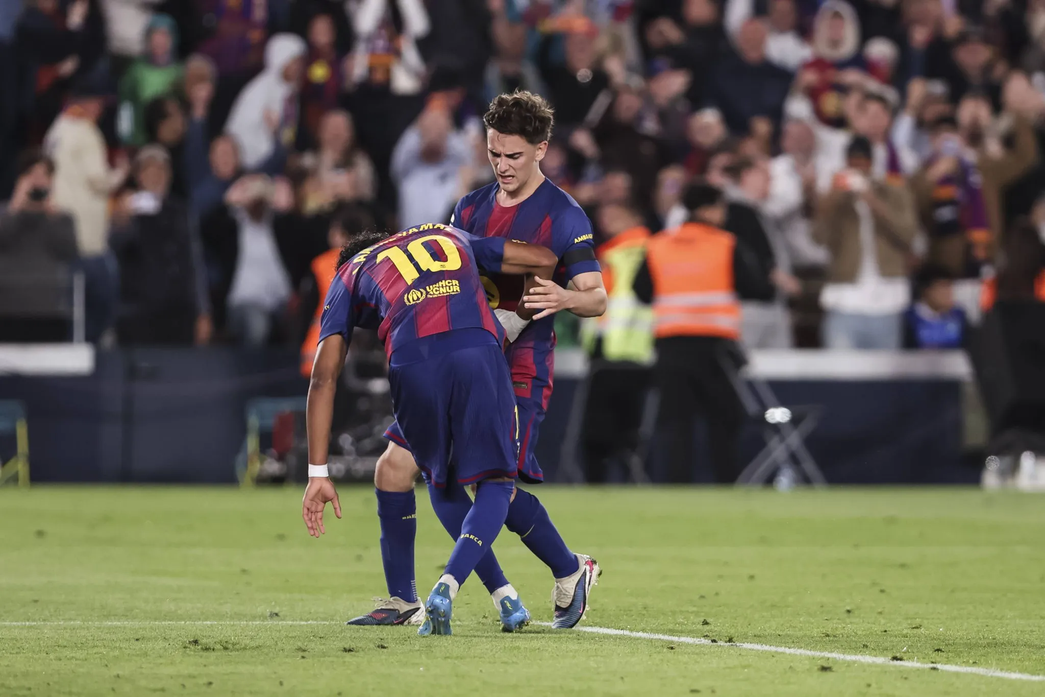 Lamine Yamal sente les&atilde;o ap&oacute;s bater p&ecirc;nalti