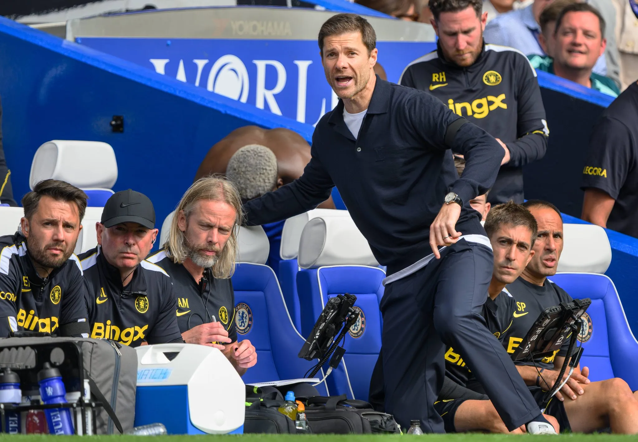 Xabi Alonso na &aacute;rea t&eacute;cnica durante jogo do Chelsea