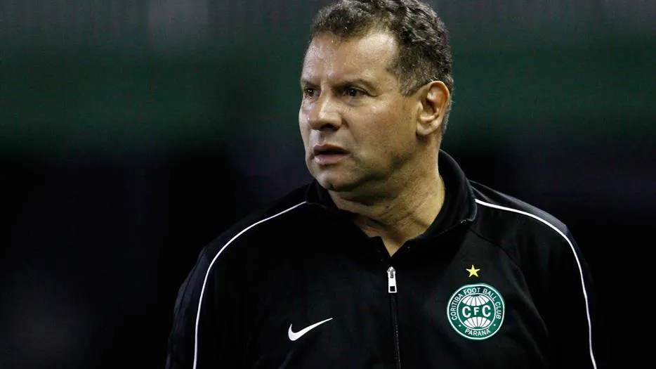 Celso Roth &eacute; o respons&aacute;vel pela cautela do Coritiba (Foto: site oficial)