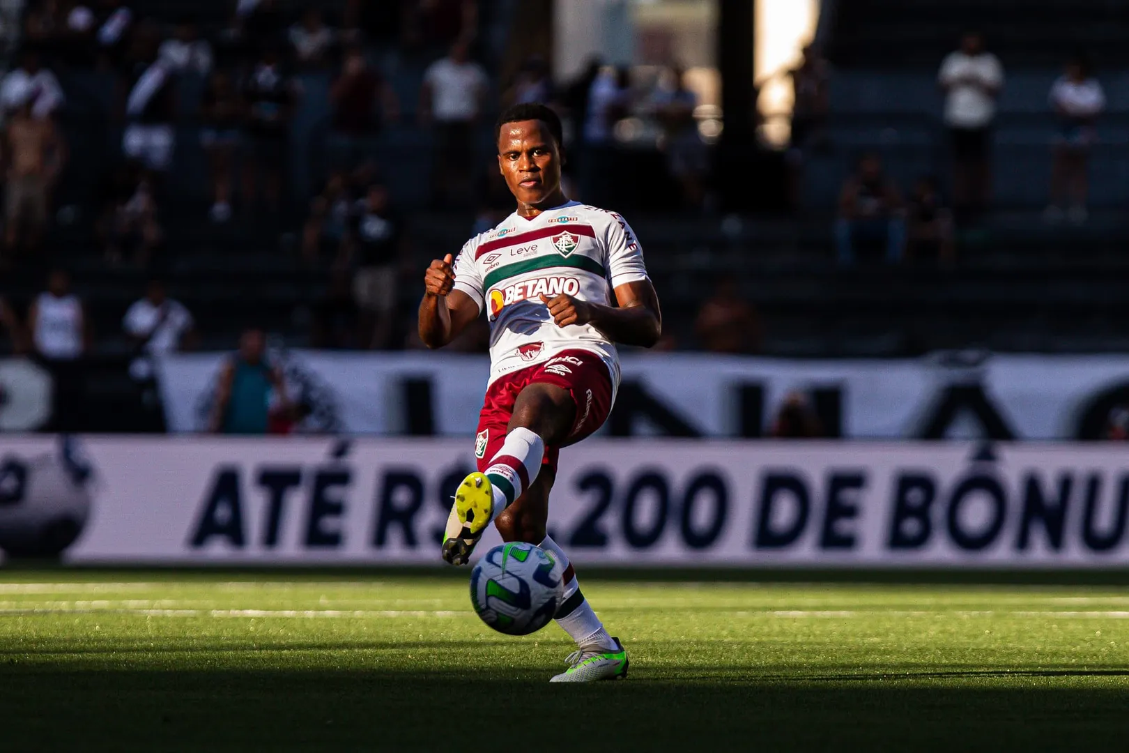 Jhon Arias sofreu les&atilde;o contra o Vasco no gramado artificial do Nilton Santos, onde o Fluminense n&atilde;o venceu desde a mudan&ccedil;a de piso - Foto: MARCELO GON&Ccedil;ALVES / FLUMINENSE FC
