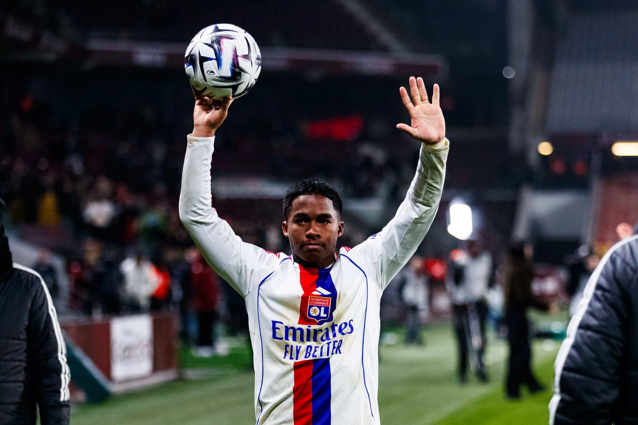 Endrick acena para torcida do Lyon