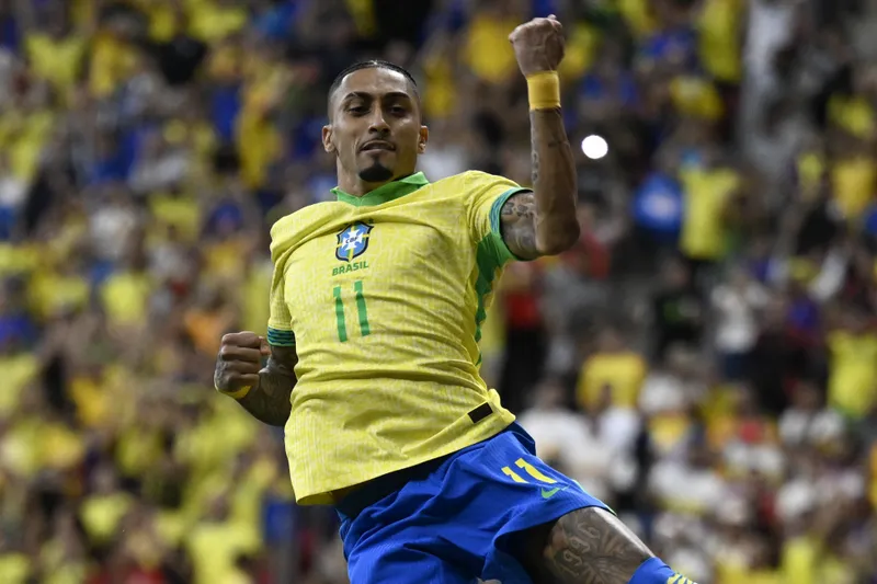 Raphinha vibra com seu gol contra a Col&ocirc;mbia