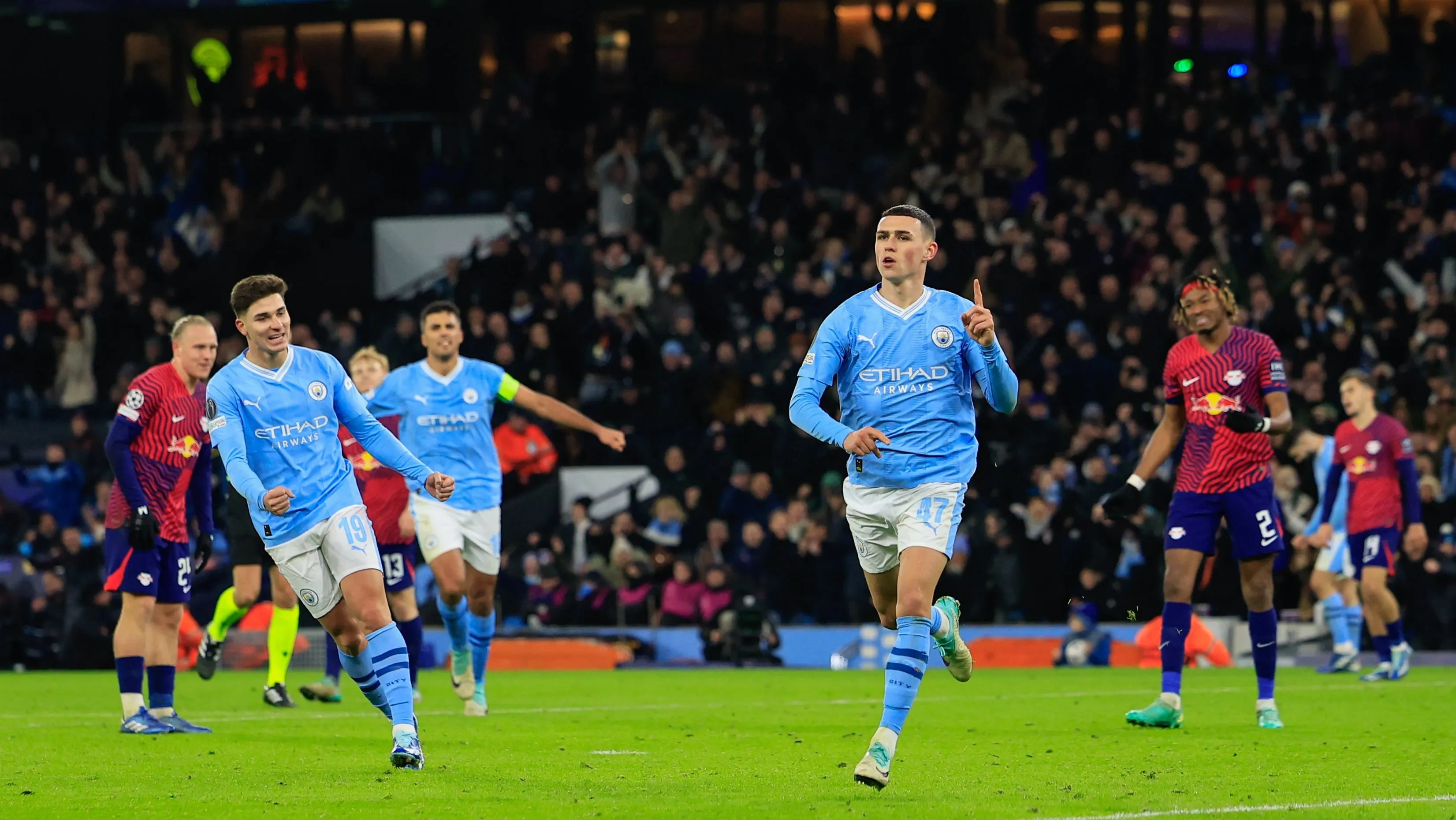 Openda abriu 2 a 0 para o Leipzig, mas Foden comandou uma importante vit&oacute;ria de virada do City
