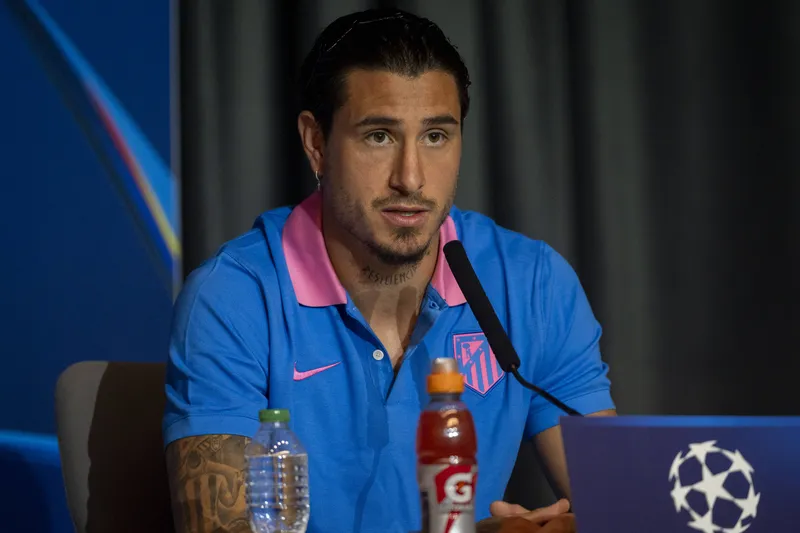 Zagueiro Gim&eacute;nez esteve ao lado de Simeone durante entrevista coletiva netsa ter&ccedil;a-feira