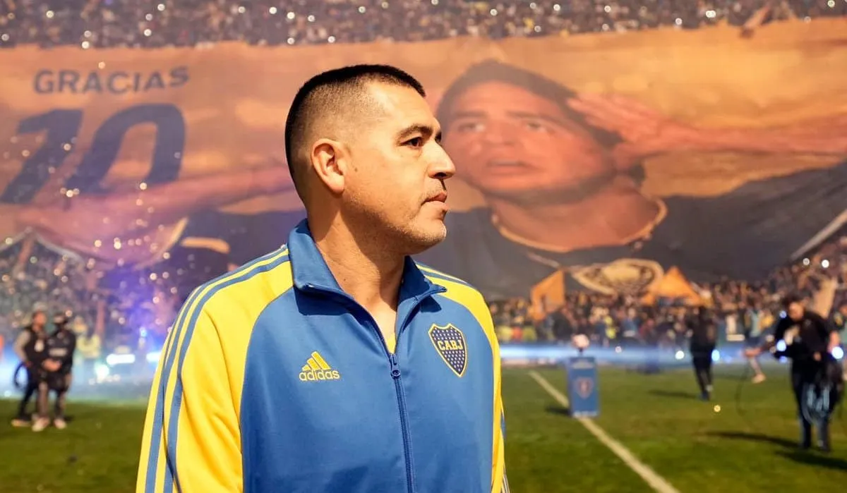 Riquelme recebeu uma homenagem do tamanho de sua grandeza no Boca: imensur&aacute;vel