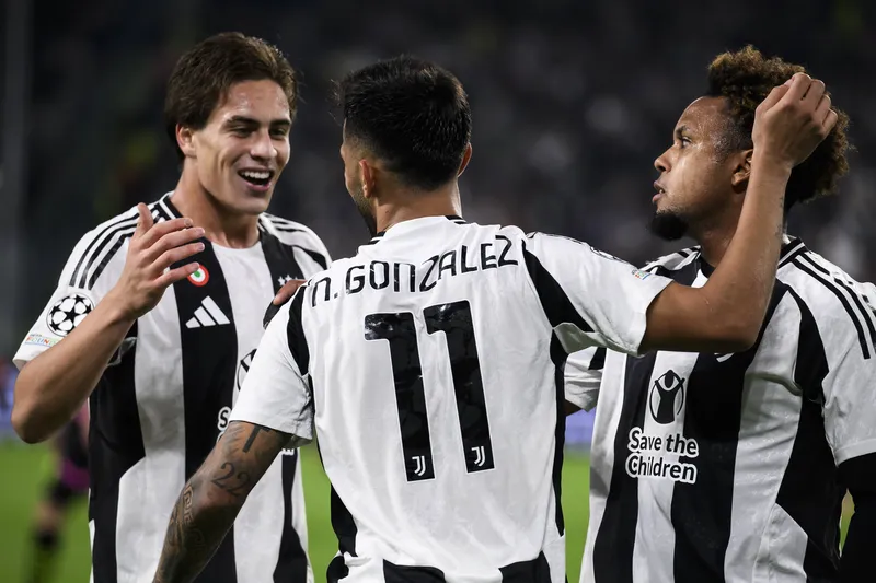 Jogadores da Juventus comemoram terceiro gol diante do PSV