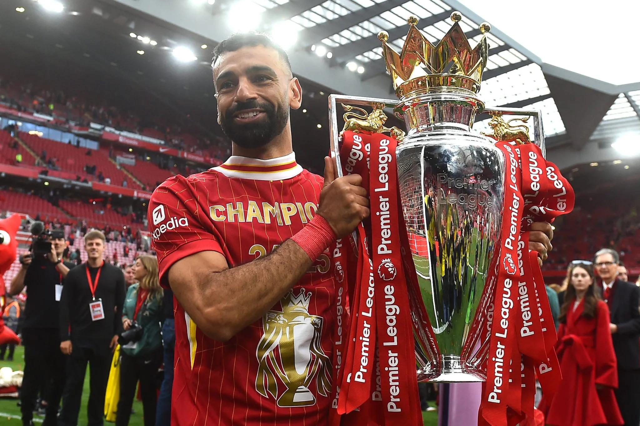 Mohamed Salah ergue t&iacute;tulo da Premier League pelo Liverpool (Foto: Imago/Sportimage )