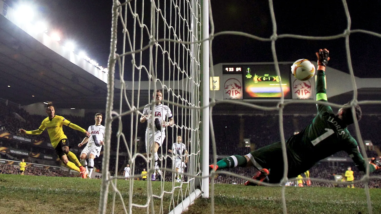 Enquanto Dortmund acabava com o Tottenham, torcida protestou contra &lsquo;Superliga Europeia&rsquo;