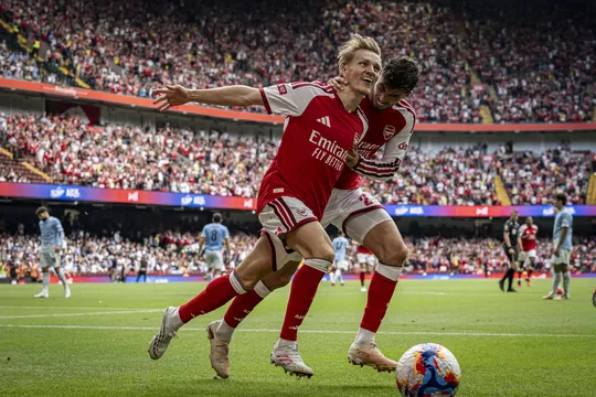 Refor&ccedil;o brilha, Arsenal &eacute; campe&atilde;o dominando o City e d&aacute; ind&iacute;cios de dinastia na Inglaterra