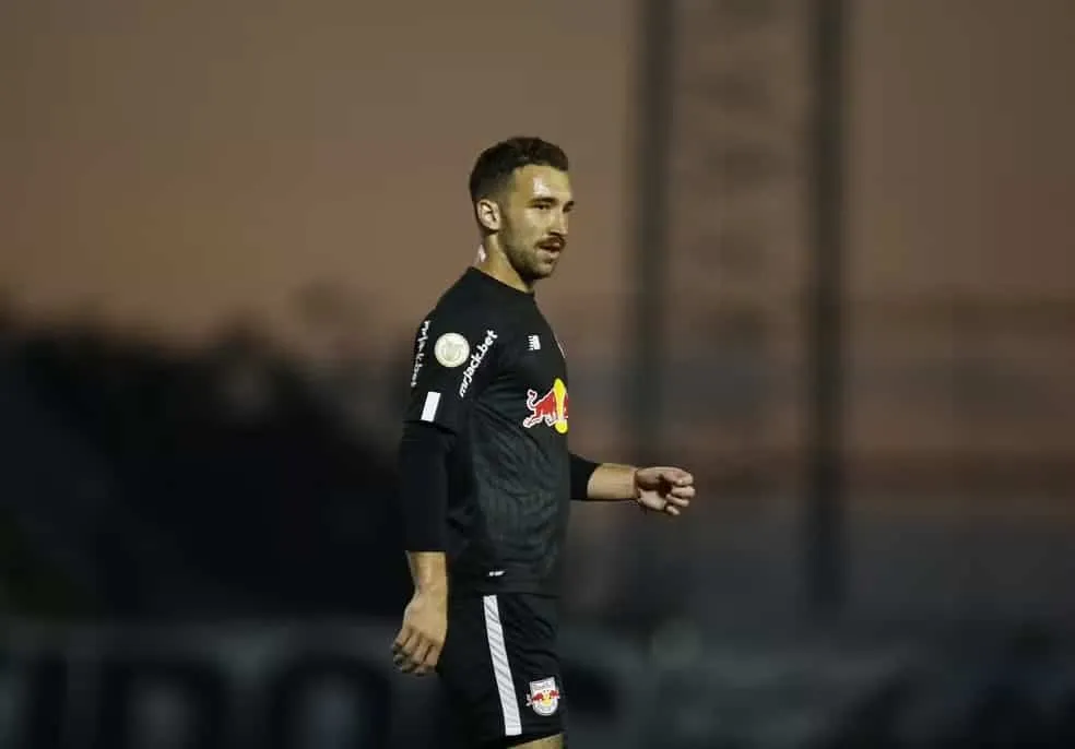E o L&eacute;o Ortiz? Impasse entre Flamengo e Bragantino segue e contrata&ccedil;&atilde;o do zagueiro pode melar
