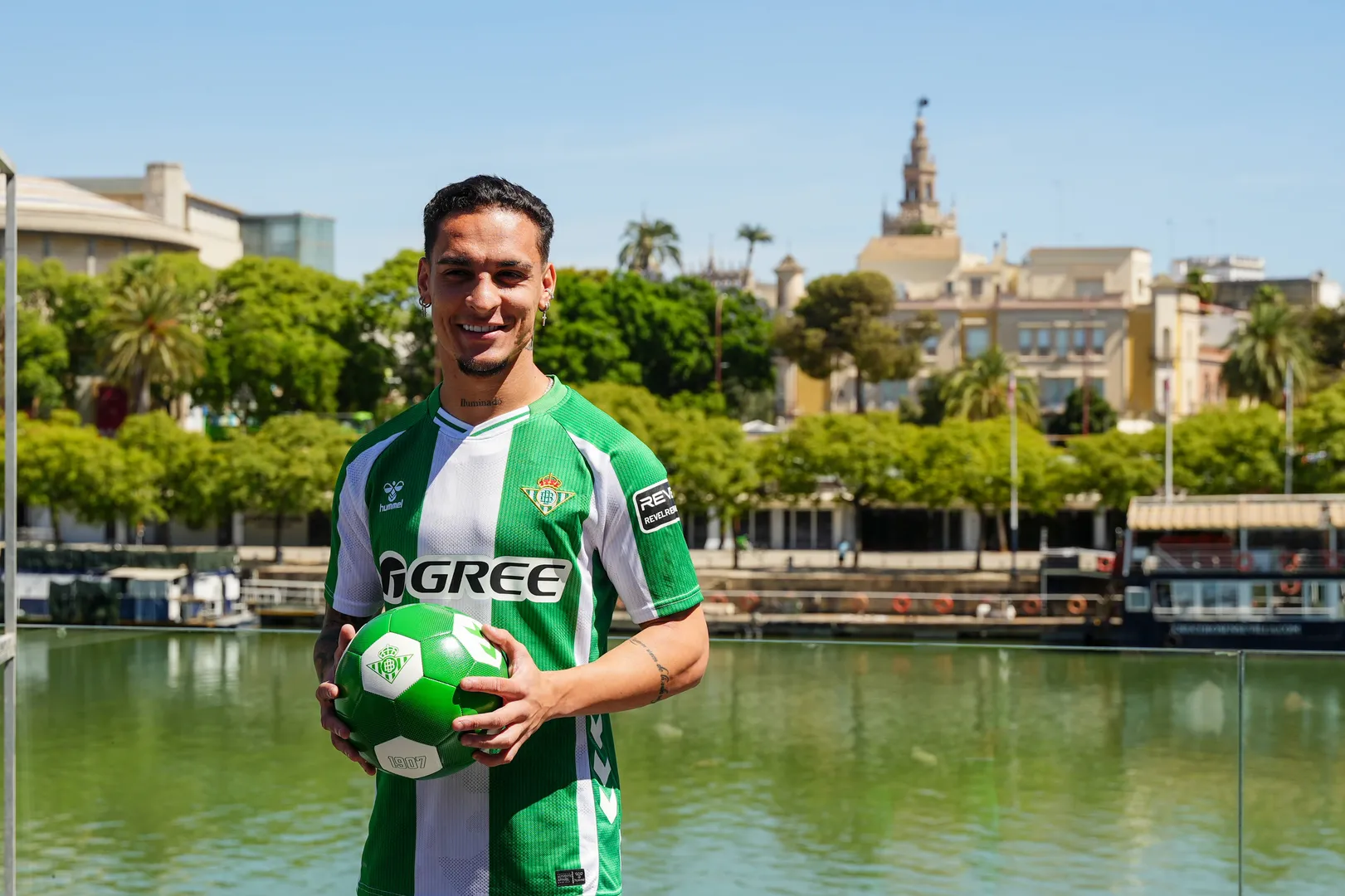 Antony em sua apresenta&ccedil;&atilde;o oficial no Betis (Foto: Imago)