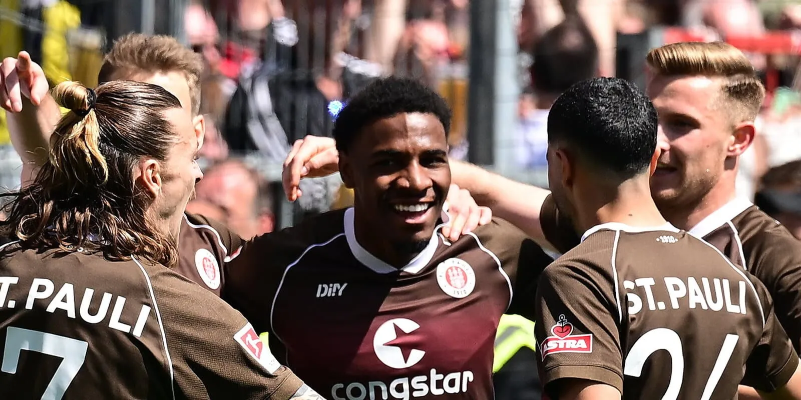 Hist&oacute;rico! 13 anos depois, o progressista St. Pauli volta &agrave; Bundesliga