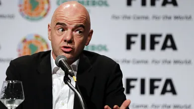 Infantino, presidente da Fifa: &ldquo;&Aacute;rbitros poder&atilde;o encerrar partidas em caso de racismo&rdquo;