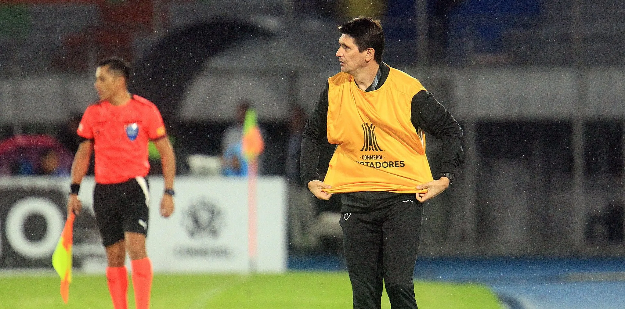 Auxiliar do Botafogo exagera em elogios ao time depois de frustrante empate pela Libertadores
