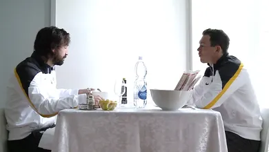 [V&iacute;deo] Pirlo em atua&ccedil;&atilde;o de Chuck Norris mostra como sabe passar bem para Lichtsteiner
