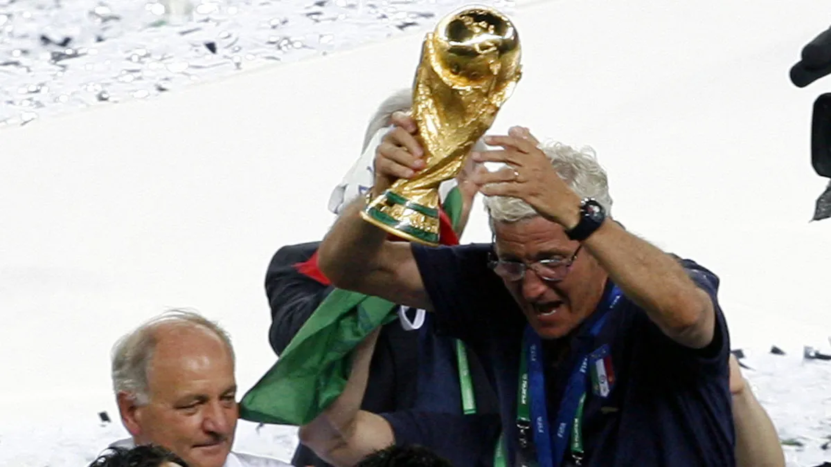 Marcello Lippi ergue a ta&ccedil;a da Copa do Mundo de 2006, na Alemanha (AP Photo/Andrew Medichini)