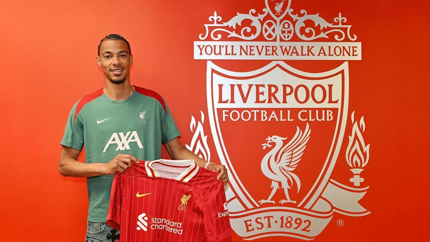 Hugo Ekitik&eacute; com a camisa do Liverpool