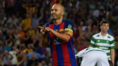 Uma bandeira para sempre: Iniesta ter&aacute; contrato at&eacute; quando quiser com o Barcelona