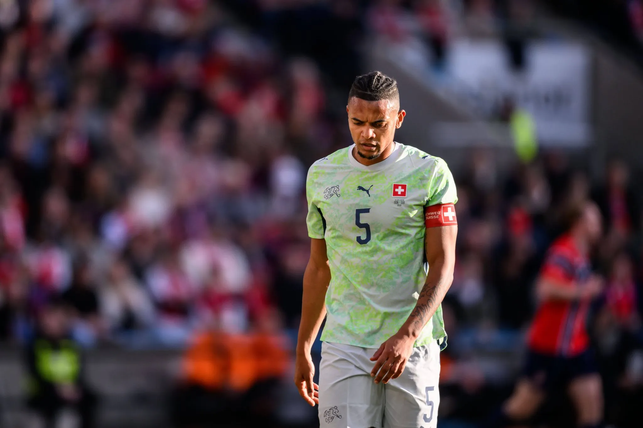 Akanji lamenta em jogo da Su&iacute;&ccedil;a