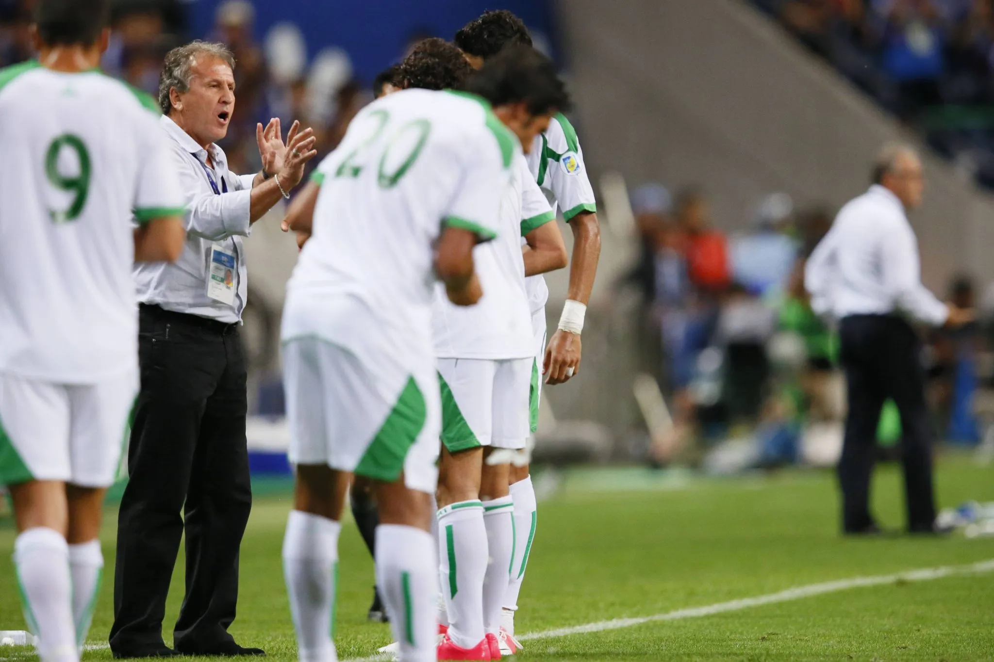 Zico orienta jogadores durante jogo da sele&ccedil;&atilde;o iraquiana